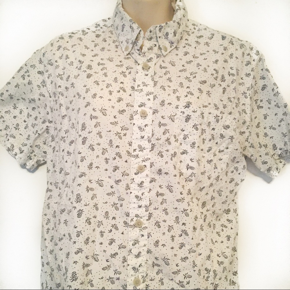 Urban Pipeline white w/ blue pineapple shirt! 🍍🌊